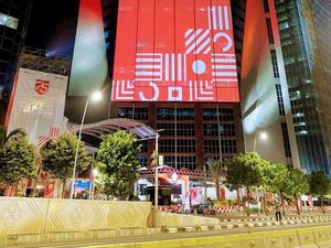 Melihat Video Mapping di Gedung BRI