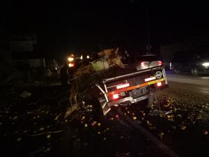 Mobil Muatan Buah Vs Bus di Bandung, Seorang Sopir Tewas