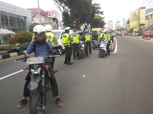 Pemotor Lawan Arus-Angkat Motor Hindari Razia di Margonda, Ini Kata Polisi Pemotor Lawan Arus-Angkat Motor Hindari Razia di Margonda, Ini Kata Polisi