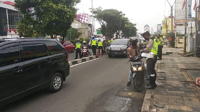 Hari Pertama Penindakan di Jalur Cepat Margonda, 300 Motor-Angkot Ditilang Hari Pertama Penindakan di Jalur Cepat Margonda, 300 Motor-Angkot Ditilang