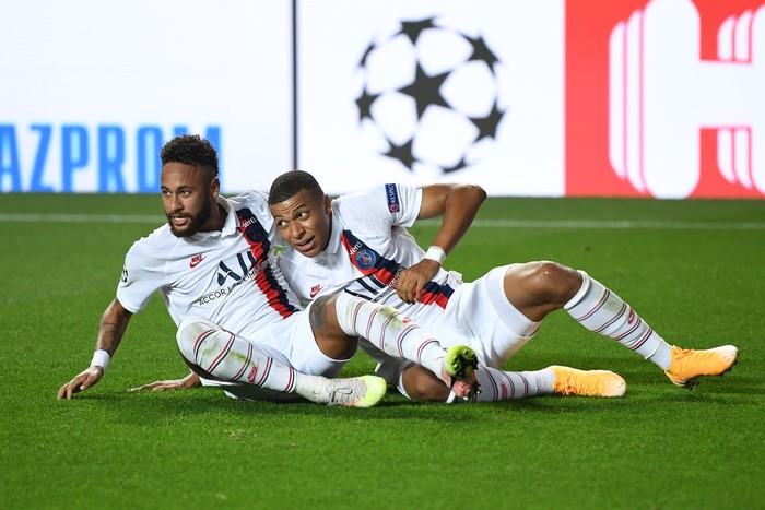 Neymar Mbappe LISBON, PORTUGAL - AUGUST 12: Neymar and Kylian Mbappe of Paris Saint-Germain celebrate their sides second goal during the UEFA Champions League Quarter Final match between Atalanta and Paris Saint-Germain at Estadio do Sport Lisboa e Benfica on August 12, 2020 in Lisbon, Portugal. (Photo by David Ramos/Getty Images)