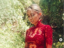 Curhat NIKI tentang Libur Akhir Tahun dalam Hallway Weather