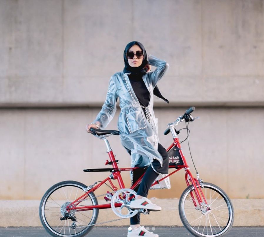 6 OOTD  Hijab  untuk Bersepeda  ala Ibu Muda Pakai Tas 