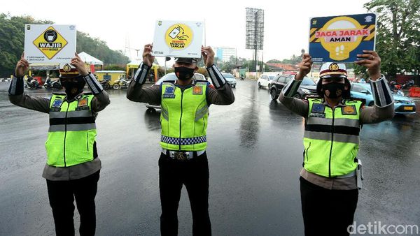 Pakai Masker-Bawa Poster, Polisi di Cawang Sosialisasi Cegah Corona