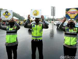 Pakai Masker-Bawa Poster, Polisi di Cawang Sosialisasi Cegah Corona