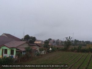 Gunung Sinabung Masih Level III, 7 Gempa Terjadi dalam 6 Jam Gunung Sinabung Masih Level III, 7 Gempa Terjadi dalam 6 Jam