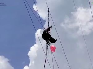 Penerjun Payung Tersangkut Kabel Listrik saat HUT RI, Pasokan Aman?