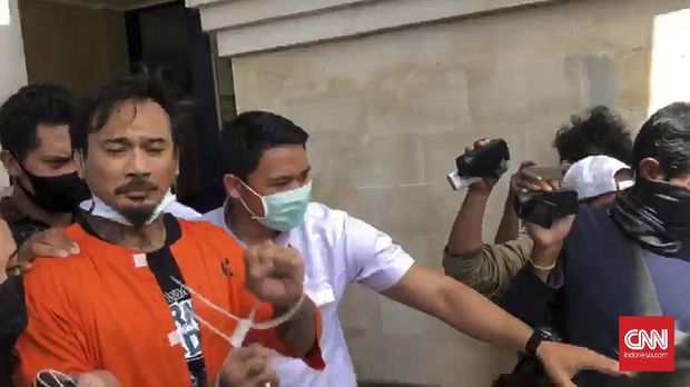 Drumer Superman Is Dead, Jerinx kembali dibawa ke rumah tahanan Polda Bali usai menjalani pemeriksaan, Selasa (18/8).