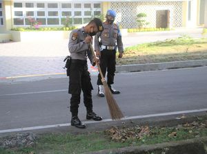 Tak Pakai Masker, 28 Polisi di Aceh Dihukum Push Up-Bersihkan Masjid