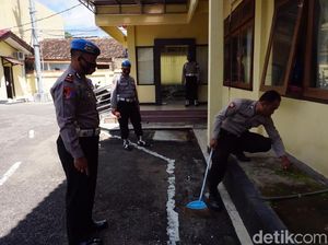 Kedapatan Tak Bermasker, Anggota Polisi di Pacitan Dihukum Menyapu