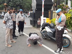 Polisi di Kota Malang Ini Dihukum Push Up Gegara Tak Pakai Masker