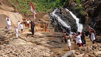 Potret Upacara HUT RI di Curug Tarung Temanggung