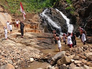 Potret Upacara HUT RI di Curug Tarung Temanggung