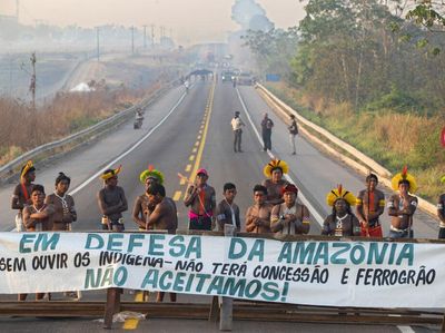 Protes Penanganan Corona, Suku Amazon Blokir Jalan di Brasil