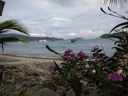 Dua Garis Pantai di Pulau Bai Tranh Vietnam