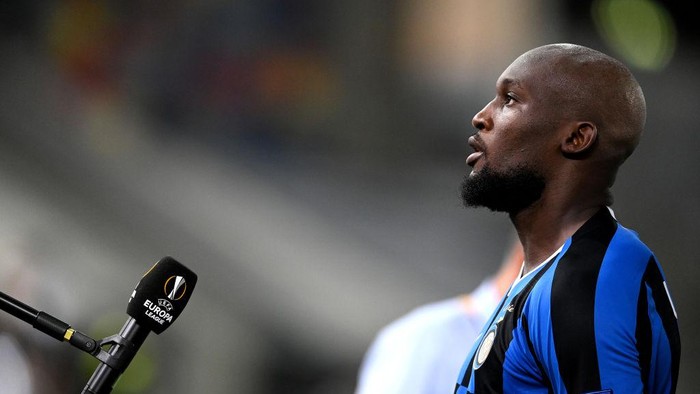 DUESSELDORF, GERMANY - AUGUST 17: Romelu Lukaku of Inter Milan is interviewed after the UEFA Europa League Semi Final between Internazionale and Shakhtar Donetsk at Merkur Spiel-Arena on August 17, 2020 in Duesseldorf, Germany. (Photo by Sascha Steinbach/Pool via Getty Images)