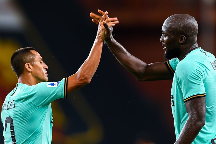 GENOA, ITALY - JULY 25: Romelu Lukaku of Inter (right) celebrates with his team-mate Alexis Sanchez after scoring his second goal during the Serie A match between Genoa CFC and  FC Internazionale at Stadio Luigi Ferraris on July 25, 2020 in Genoa, Italy. (Photo by Paolo Rattini/Getty Images)