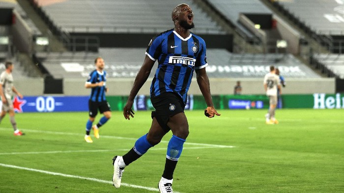 Romelu Lukaku DUESSELDORF, GERMANY - AUGUST 17: Romelu Lukaku of Inter Milan celebrates after scoring his teams fifth goal during the UEFA Europa League Semi Final between Internazionale and Shakhtar Donetsk at Merkur Spiel-Arena on August 17, 2020 in Duesseldorf, Germany. (Photo by Lars Baron/Getty Images)