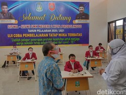 Khofifah Pantau Uji Coba Sekolah Tatap Muka SMA/SMK di Kota Probolinggo