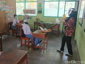 Uji Coba Sekolah Tatap Muka di SLB Tulungagung, Guru Terpaksa Tak Bermasker
