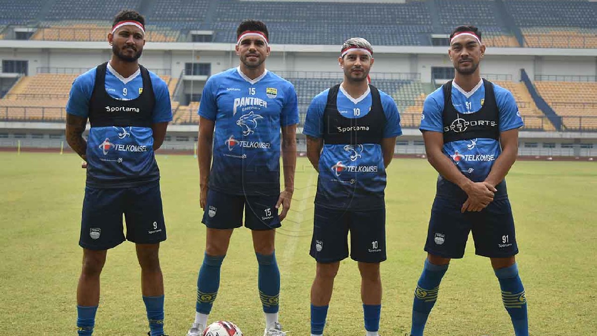 Pelatih Persib Bandung masih harus menggenjot fisik pemain. (Foto: dok. Persib)