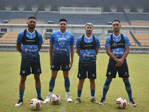 Latihan Persib Bandung Kembali Diikuti Wander Luiz dan Febri Hariyadi Latihan Persib Bandung Kembali Diikuti Wander Luiz dan Febri Hariyadi