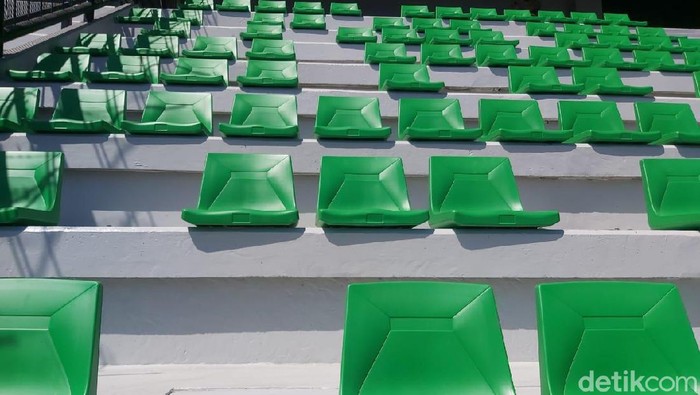Pemkot Surabaya terus mengebut renovasi Stadion Gelora Bung Tomo (GBT) yang akan digunakan sebagai venue Piala Dunia U-20 2021. Tempat duduk single seat di tribun penonton mulai dipasang.