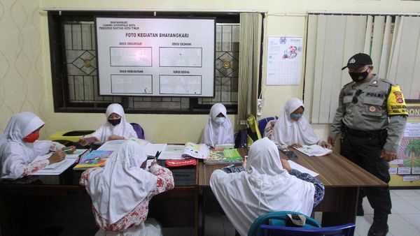 Potret Siswa Belajar Daring di Polsek