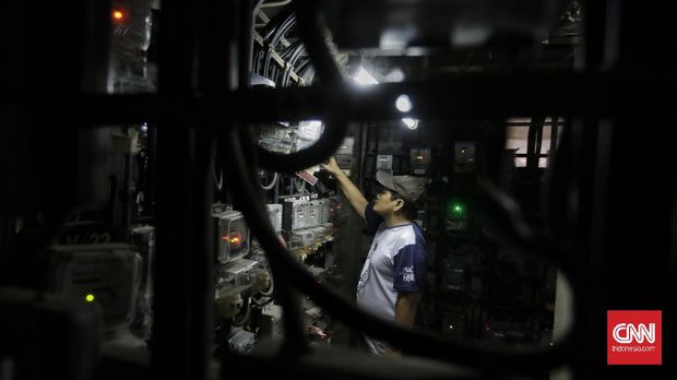Turn off for: IndonesianWarga mememriksa meteran kebutuhan listrik di rumah susun Bendungan Hilir, Jakarta, Selasa, 18 Agustus 2020. Pemerintah memproyeksikan realisasi subsidi listrik bakal membengkak dari yang sudah direncanakan dalam Anggaran Pendapatan dan Belanja Negara (APBN) tahun 2020. Direktur Jenderal Ketenagalistrikan Kementerian ESDM Rida Mulyana mengungkapkan, subsidi listrik pada tahun ini diproyeksikan naik menjadi Rp 62,93 triliun. Sedangkan alokasi dalam APBN 2020 dianggarkan sebesar Rp 54,79 triliun. CNN Indonesia/ Adhi Wicaksono