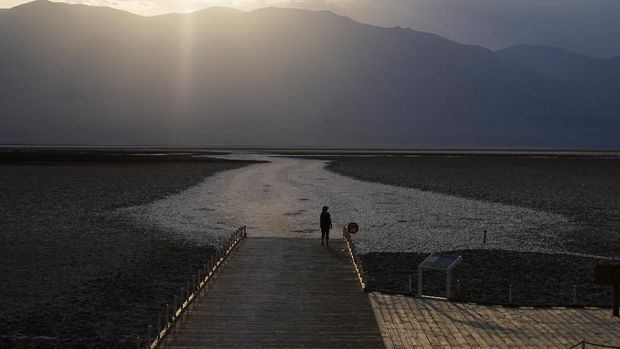 Suhu Death Valley Capai 54,4 Derajat Celsius Terpanas di Bumi A person walks on a boardwalk at the salt flats at Badwater Basin, Monday, Aug. 17, 2020, in Death Valley National Park, Calif. Death Valley recorded a scorching 130 degrees (54.4 degrees Celsius) Sunday, which if the sensors and other conditions check out, would be the hottest Earth has been in more than 89 years and the third-warmest ever measured. (AP Photo/John Locher)