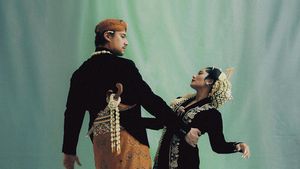 9 Gaya Mesra Tara Basro dan Daniel Adnan Jadi Pengantin Lampung dan Jawa