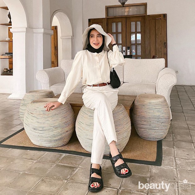 Potret tips atasan putih dengan bawahan putih ala Amelia Elle yang serasi anti-norak.