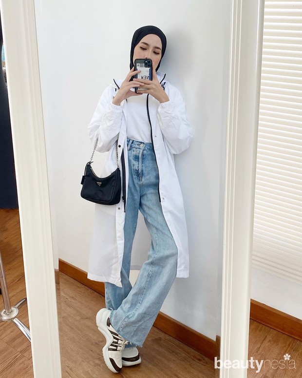 Koleksi foto inspirasi atasan putih ala Amelia Elle yang cocok dipakai sebagai OOTD.