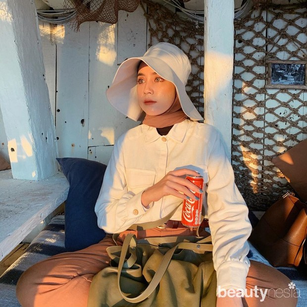 Potret mix and match atasan putih yang casual ala Amelia Elle.