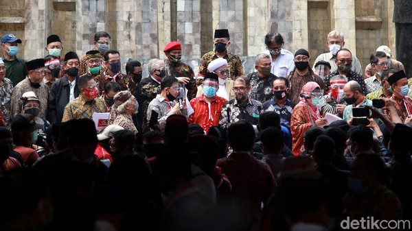 Sejumlah tokoh nasional deklarasikan Koalisi Aksi Menyelamatkan Indonesia (KAMI) di Lapangan Tugu Proklamasi. Din Syamsuddin-Gatot Nurmantyo hadir di acara itu.