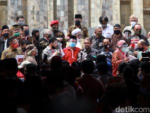 Saling Rangkul Oposisi Setelah Gerakan KAMI Saling Rangkul Oposisi Setelah Gerakan KAMI
