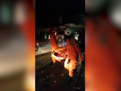 Truk Pikap Tabrak Pembatas Jalan di Nagreg, 1 Orang Terjepit Kendaraan