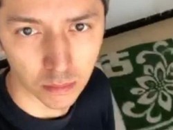 China Bela Penahanan Model Uighur yang Diborgol dan Ditutup Kepalanya