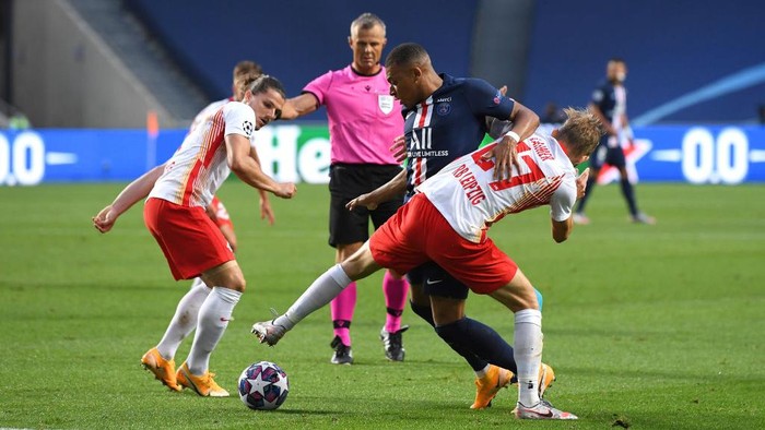 LISBON, PORTUGAL - AUGUST 18: Kylian Mbappe of Paris Saint-Germain is challenged by Marcel Sabitzer and Konrad Laimer of RB Leipzig during the UEFA Champions League Semi Final match between RB Leipzig and Paris Saint-Germain F.C at Estadio do Sport Lisboa e Benfica on August 18, 2020 in Lisbon, Portugal. (Photo by David Ramos/Getty Images)