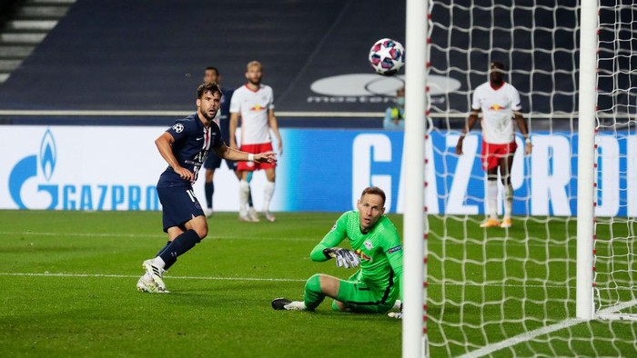 LISBON, PORTUGAL - AUGUST 18: Juan Bernat of Paris Saint-Germain scores his teams third goal during the UEFA Champions League Semi Final match between RB Leipzig and Paris Saint-Germain F.C at Estadio do Sport Lisboa e Benfica on August 18, 2020 in Lisbon, Portugal. (Photo by Manu Fernandez/Pool via Getty Images)