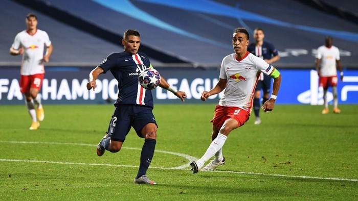 LISBON, PORTUGAL - AUGUST 18: Thiago Silva of Paris Saint-Germain clears the ball while under pressure from Yussuf Poulsen of RB Leipzig during the UEFA Champions League Semi Final match between RB Leipzig and Paris Saint-Germain F.C at Estadio do Sport Lisboa e Benfica on August 18, 2020 in Lisbon, Portugal. (Photo by David Ramos/Getty Images)