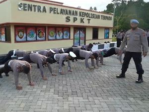 Video Belasan Polisi Dihukum Push-up karena Abaikan Protokol Kesehatan
