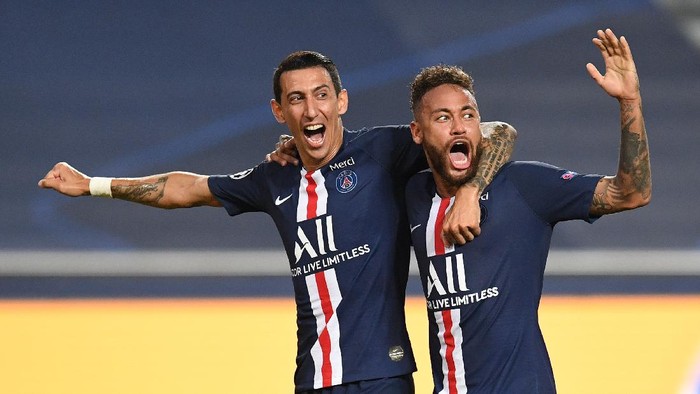 LISBON, PORTUGAL - AUGUST 18: Angel Di Maria of Paris Saint-Germain celebrates with Neymar after scoring his teams second goal during the UEFA Champions League Semi Final match between RB Leipzig and Paris Saint-Germain F.C at Estadio do Sport Lisboa e Benfica on August 18, 2020 in Lisbon, Portugal. (Photo by David Ramos/Getty Images)