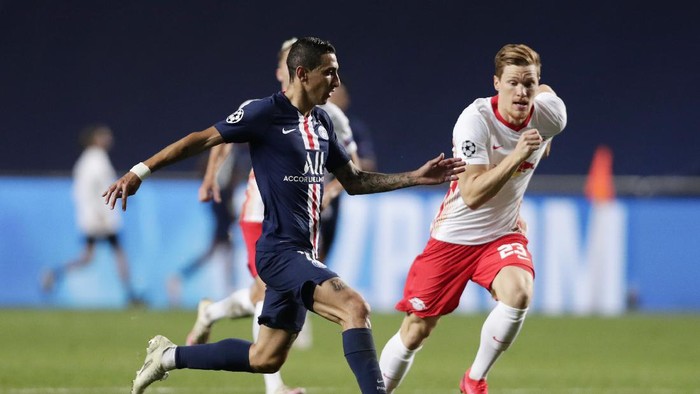 LISBON, PORTUGAL - AUGUST 18: Angel Di Maria of Paris Saint-Germain runs with the ball during the UEFA Champions League Semi Final match between RB Leipzig and Paris Saint-Germain F.C at Estadio do Sport Lisboa e Benfica on August 18, 2020 in Lisbon, Portugal. (Photo by Manu Fernandez/Pool via Getty Images)