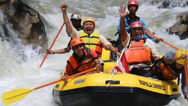 Foto: Menguji Nyali, Arung Jeram di Sungai Buaya