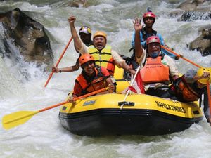 Foto: Menguji Nyali, Arung Jeram di Sungai Buaya
