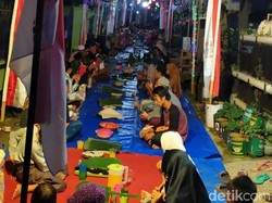 Sambut Tahun Baru Islam, Warga Banyuwangi Makan Nasi Ancak Sepanjang Jalan