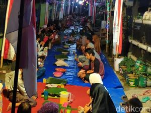 Sambut Tahun Baru Islam, Warga Banyuwangi Makan Nasi Ancak Sepanjang Jalan Sambut Tahun Baru Islam, Warga Banyuwangi Makan Nasi Ancak Sepanjang Jalan
