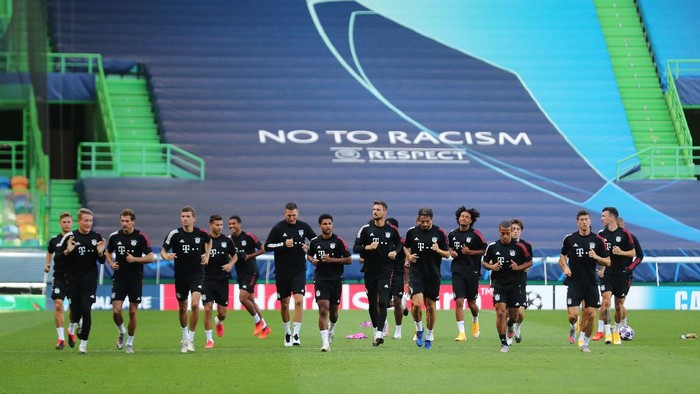 LISBON, PORTUGAL - AUGUST 18: The Bayern Munich team train during a training session ahead of their UEFA Champions League Semi Final match against Olympique Lyonnais at Estadio do Sport Lisboa e Benfica on August 18, 2020 in Lisbon, Portugal. (Photo by Miguel A. Lopes/Pool via Getty Images)