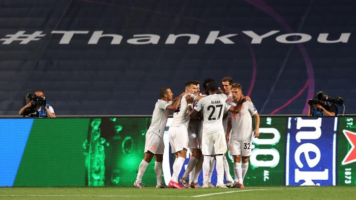Bayern Munichs German midfielder Joshua Kimmich (R) celebrates with teammates after scoring his teams fifth goal during the UEFA Champions League quarter-final football match between Barcelona and Bayern Munich at the Luz stadium in Lisbon on August 14, 2020. (Photo by Rafael Marchante / POOL / AFP)